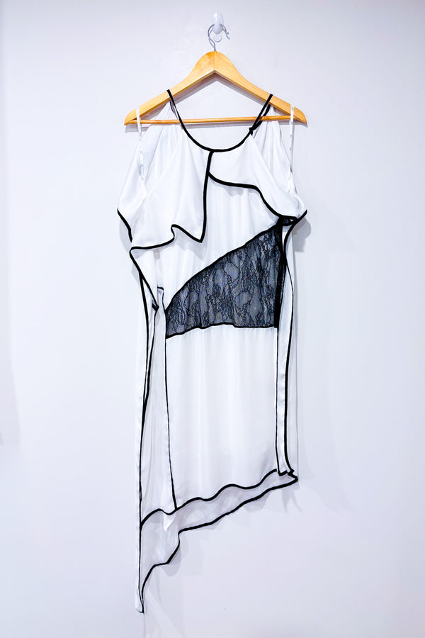 Robe asymétrique blanche et noire satinée avec dentelle * seconde main - Bedo- La Penderie du Paradis