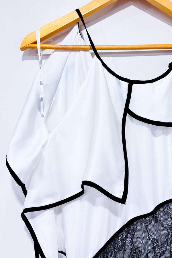 Robe asymétrique blanche et noire satinée avec dentelle * seconde main - Bedo- La Penderie du Paradis