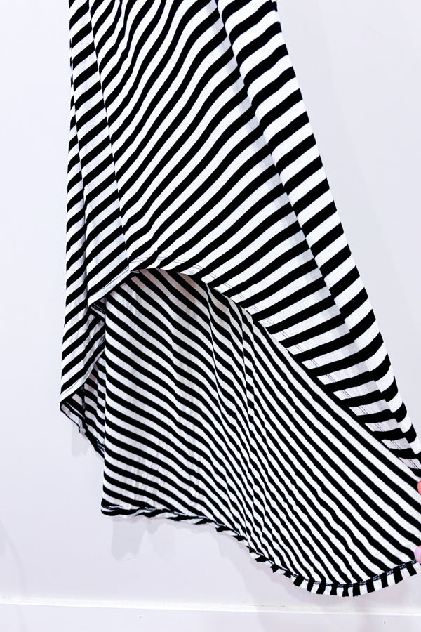 Robe maxi asymétrique noire et blanche rayée seconde main - Mossimo- La Penderie du Paradis