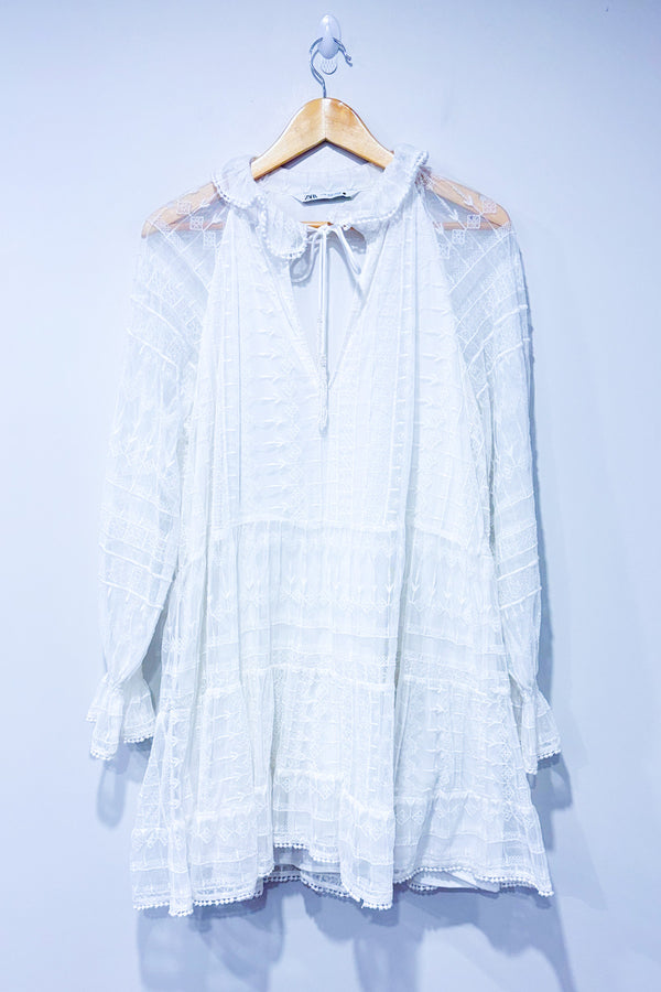 Robe blanche en dentelle fleurie* seconde main - Zara- La Penderie du Paradis