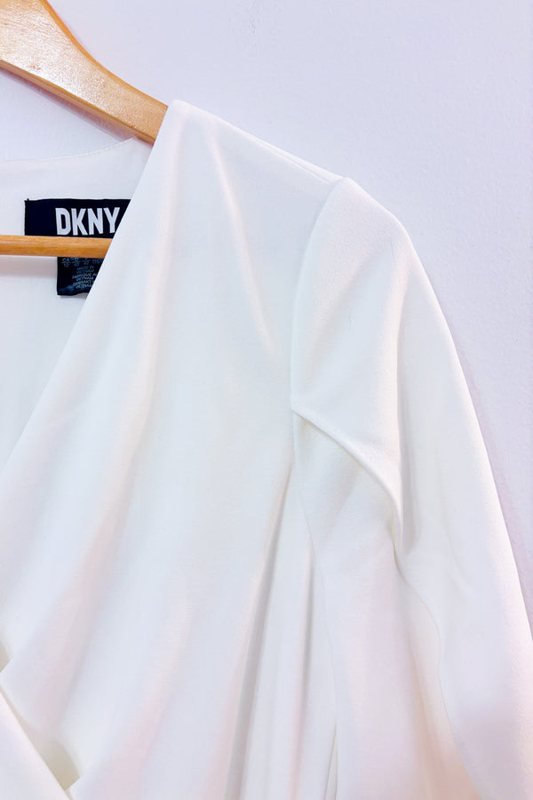 Robe portefeuille blanche à manches volantes* seconde main - DKNY- La Penderie du Paradis