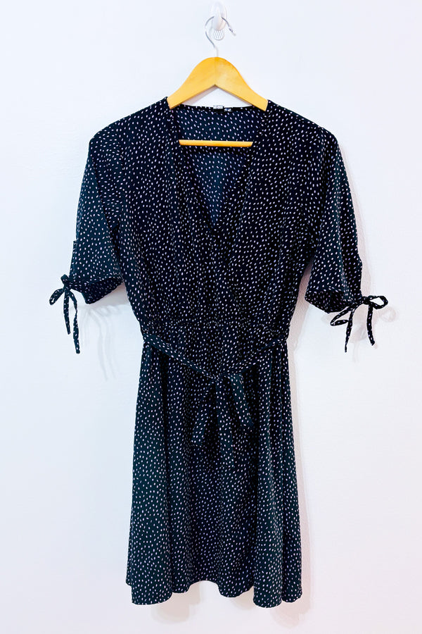 Robe portefeuille noire à pois* seconde main - Influence- La Penderie du Paradis
