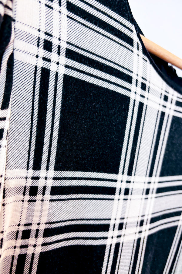 Robe droite noire et crème à carreaux seconde main - Le Château- La Penderie du Paradis
