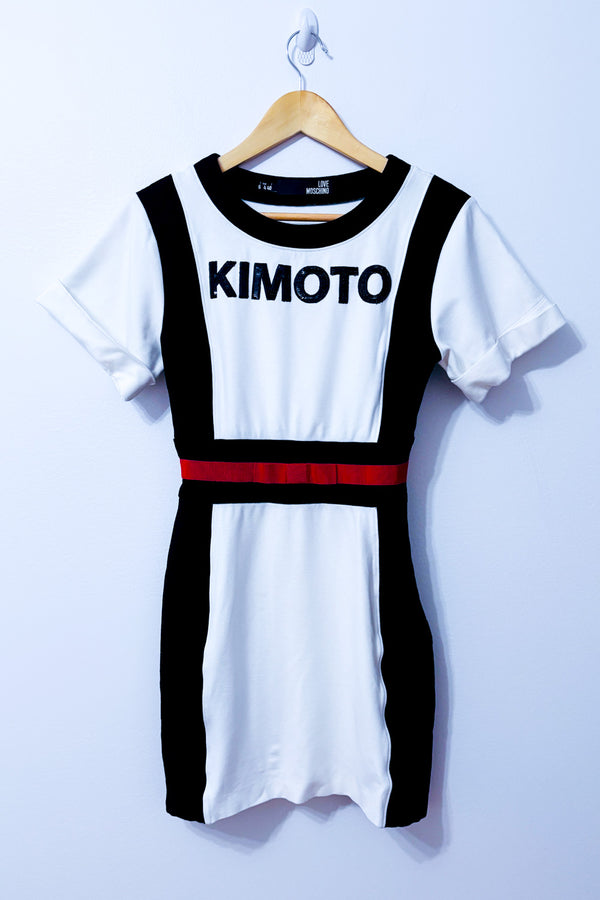 Robe ajustée noire et blanche Love Moschino avec bande rouge et inscription à paillettes