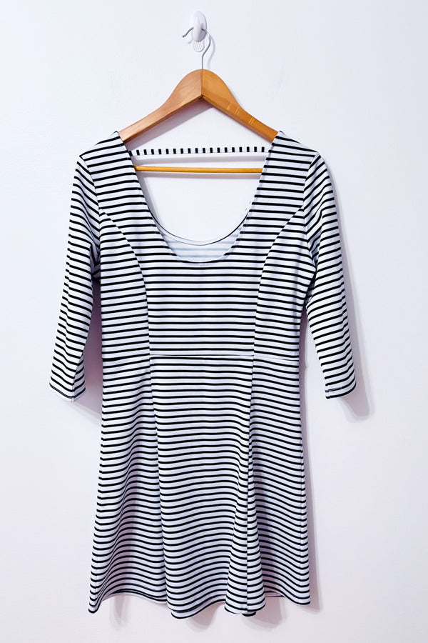 Robe blanche et noire rayée* seconde main - Only- La Penderie du Paradis