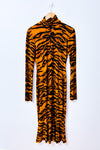 Robe ajustée à col roulé et motif tigré