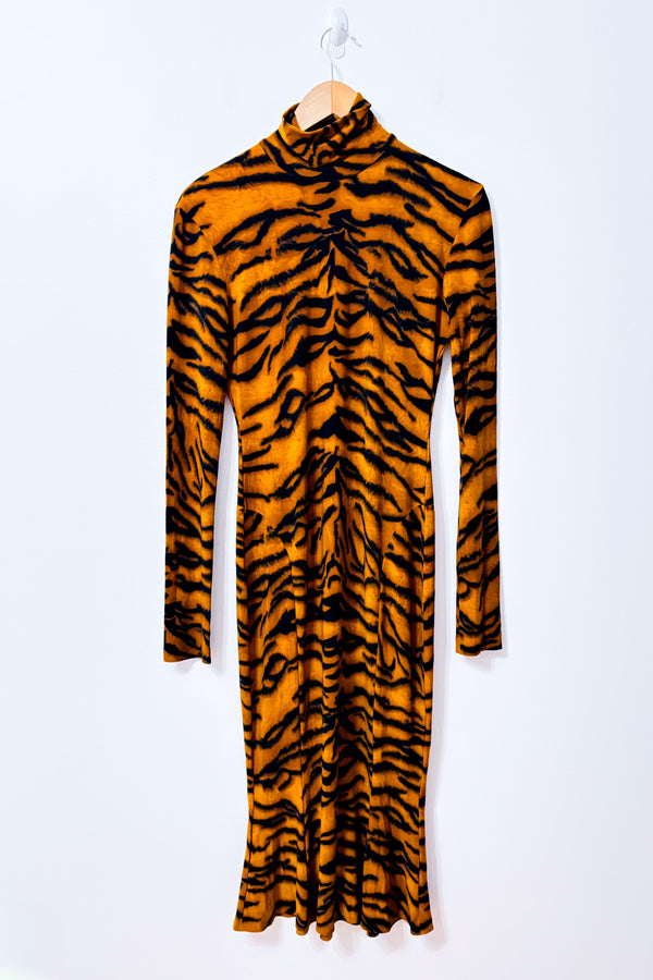 Robe ajustée à col roulé et motif tigré