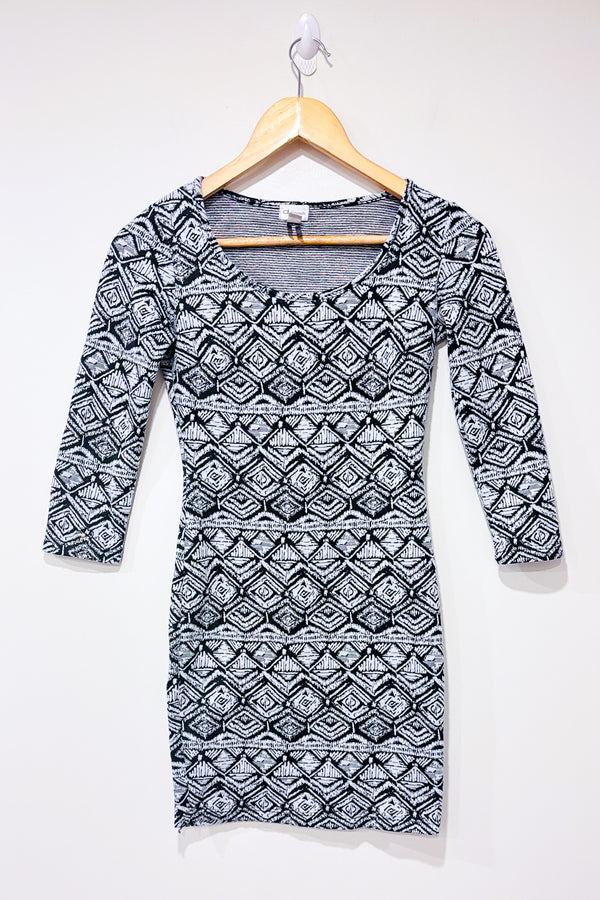 YY_Robe ajustée grise et noire à motifs (xs)-Dynamite-La Penderie du Paradis 🕊