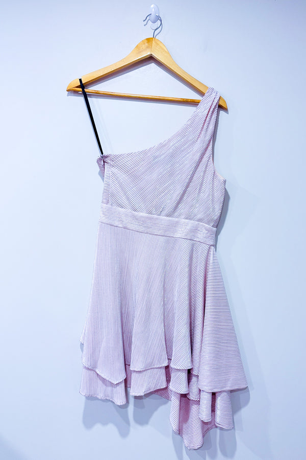 Robe Howell rose scintillante à une manche avec volants asymétriques (m)*-Michael Costello-La Penderie du Paradis 🕊