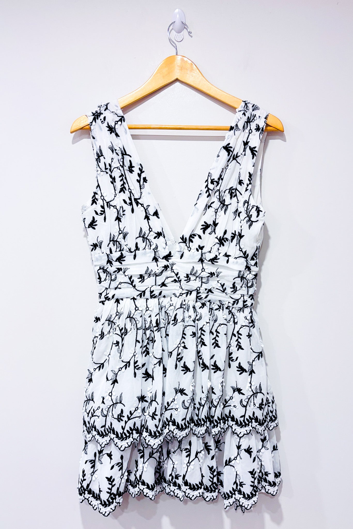 Robe Dora blanche et noire avec fleurs brodées (m) - Majorelle