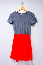 Robe grise et corail plissée