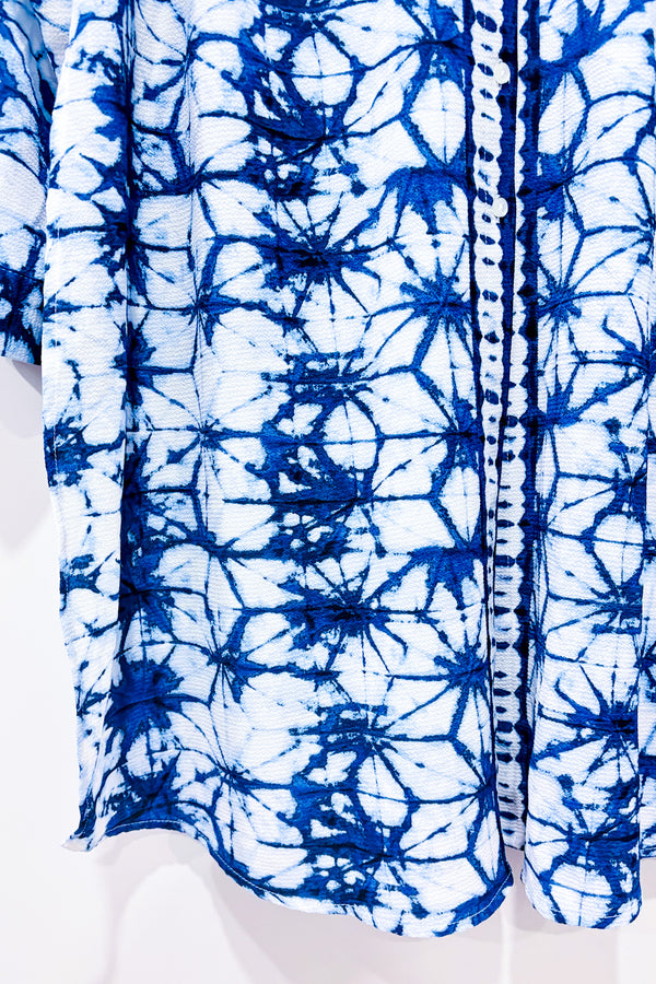 Robe couvre-maillot bleue et blanche motif tie-dye seconde main - Ava James- La Penderie du Paradis
