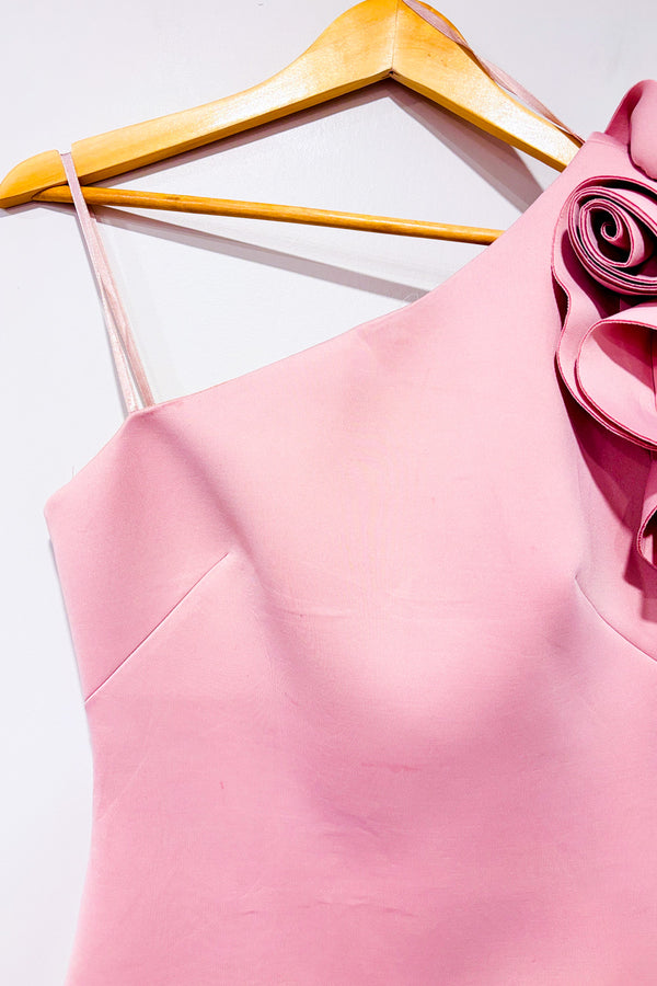 Robe rose une manche avec fleurs seconde main - Eliza J- La Penderie du Paradis