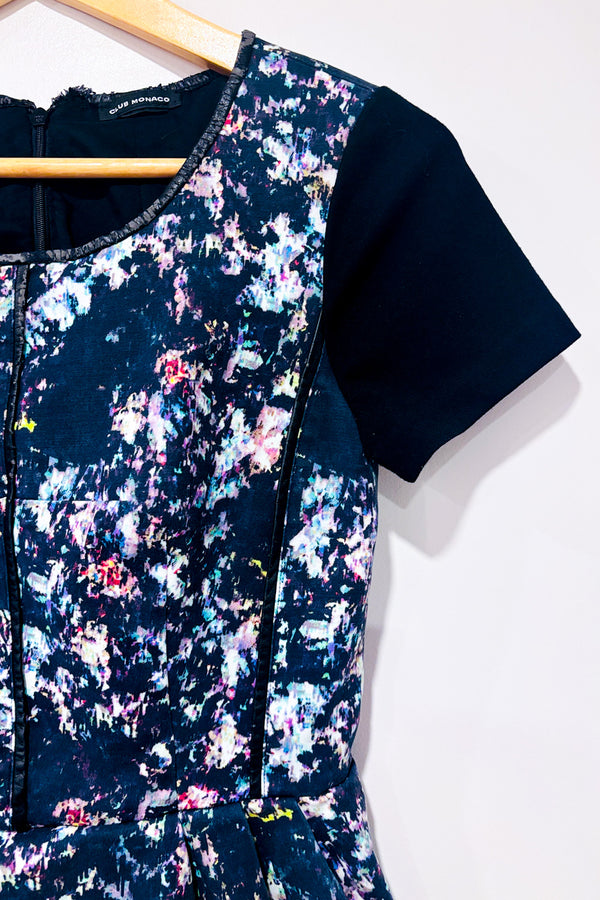 Robe noire et multicolore détails faux cuir seconde main - Club Monaco- La Penderie du Paradis