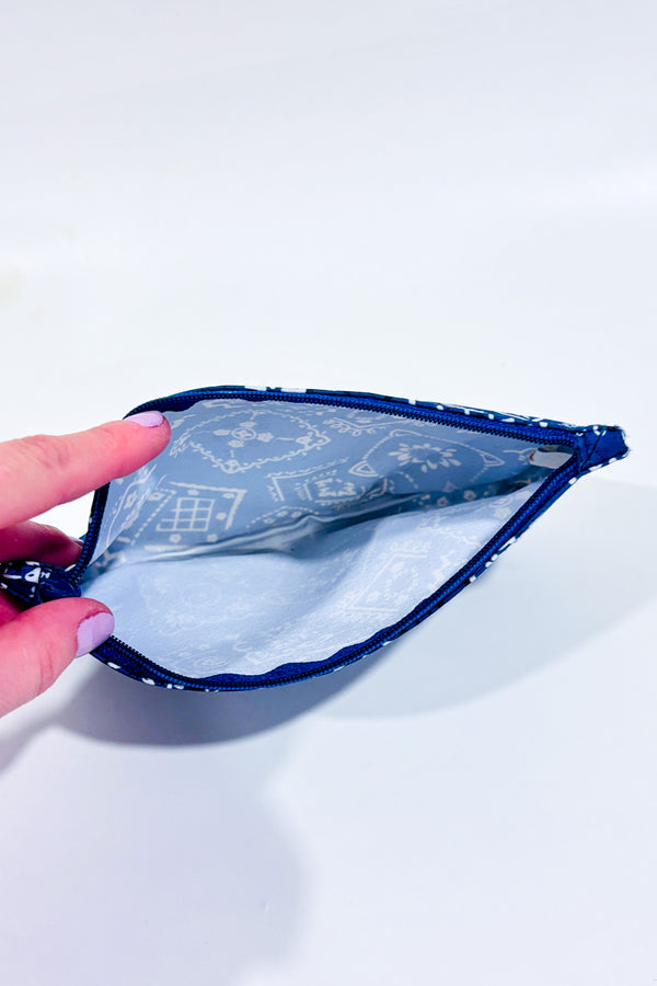 Petite pochette bleue et blanche à motifs seconde main - Autres- La Penderie du Paradis