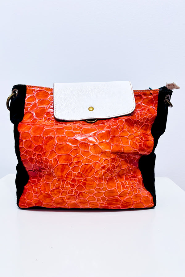 Sac Ebarrito : face orange embossée et rabat blanc