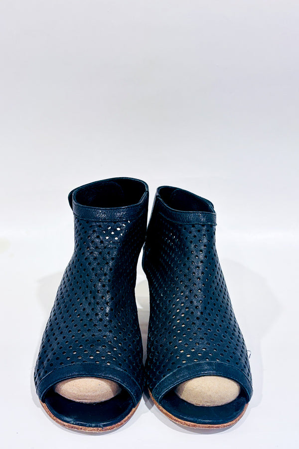 Sandales à talon noir en cuir perforé* seconde main - Mimosa- La Penderie du Paradis
