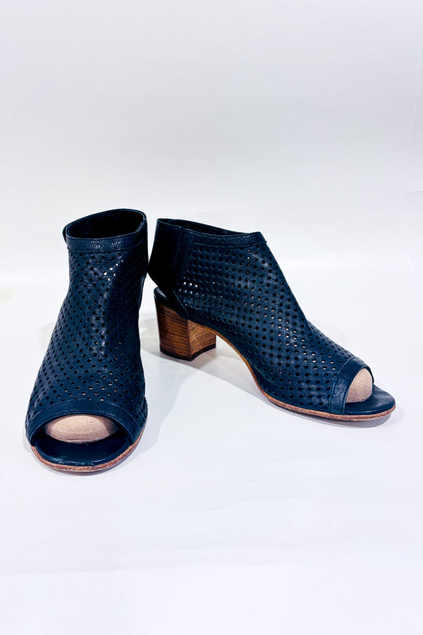 Sandales à talon noir en cuir perforé* seconde main - Mimosa- La Penderie du Paradis