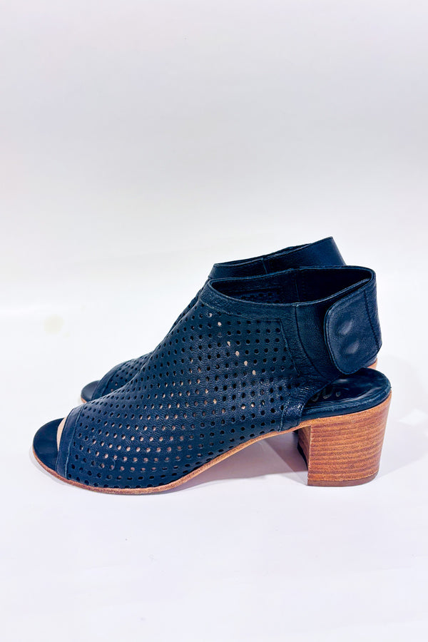 Sandales à talon noir en cuir perforé* seconde main - Mimosa- La Penderie du Paradis