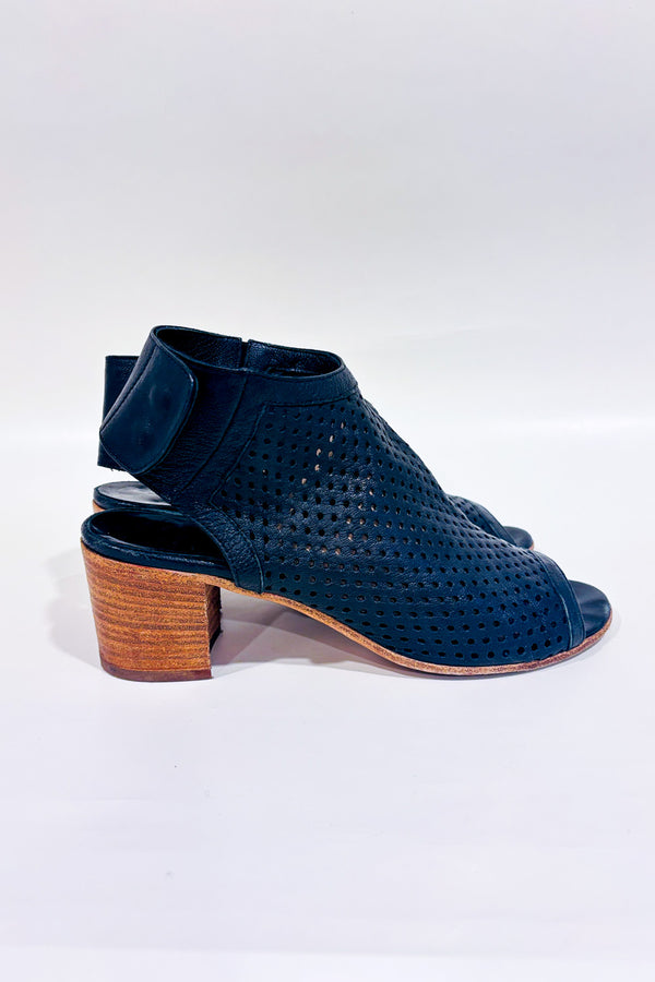Sandales à talon noir en cuir perforé* seconde main - Mimosa- La Penderie du Paradis