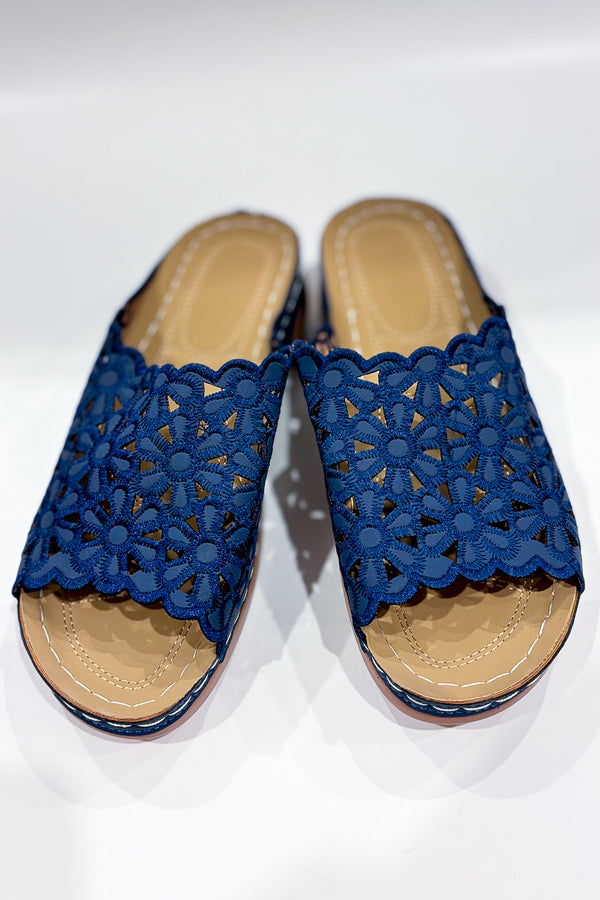 Sandales beige avec dentelle fleurie marine (9) - Autres - La Penderie du Paradis ?