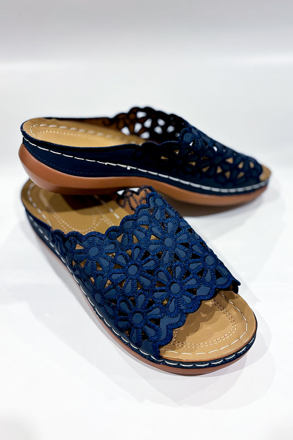 Sandales beige avec dentelle fleurie marine (9) - Autres - La Penderie du Paradis ?