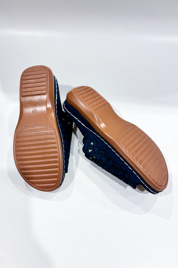 Sandales beige avec dentelle fleurie marine (9) - Autres - La Penderie du Paradis ?