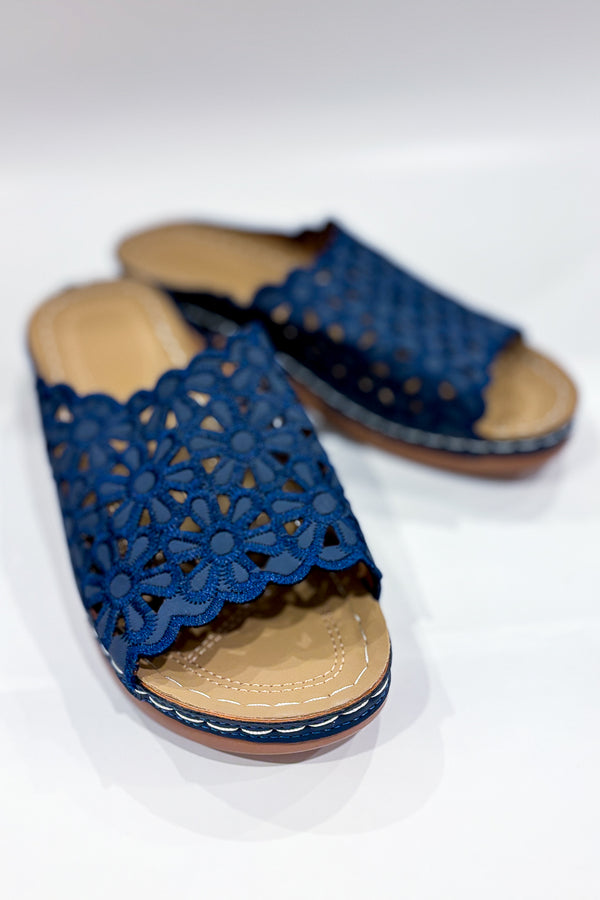 Sandales beige avec dentelle fleurie marine (9) - Autres - La Penderie du Paradis ?