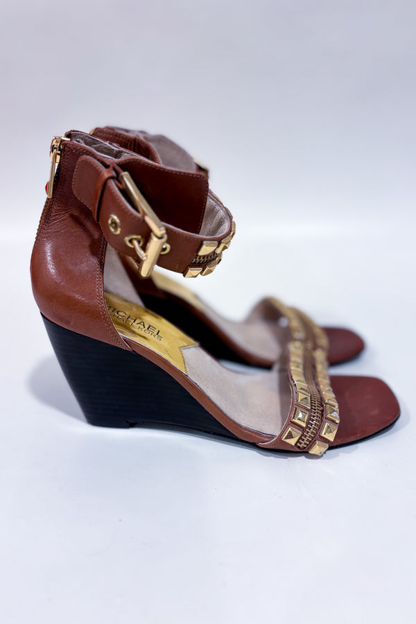 Sandales brunes avec talon compensé et studs or (7)-Michael Kors-La Penderie du Paradis 🕊