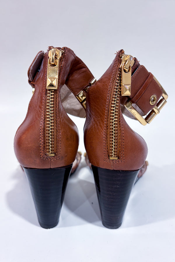 Sandales brunes avec talon compensé et studs or (7)-Michael Kors-La Penderie du Paradis 🕊
