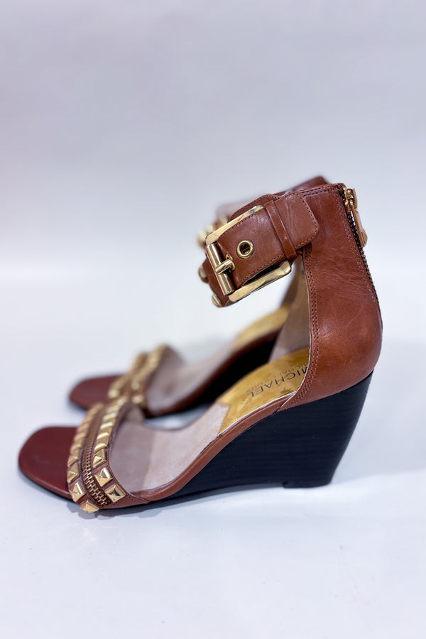 Sandales brunes avec talon compensé et studs or (7)-Michael Kors-La Penderie du Paradis 🕊