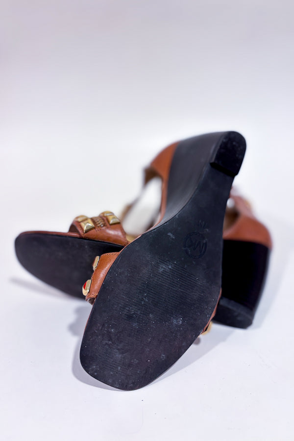 Sandales brunes avec talon compensé et studs or (7)-Michael Kors-La Penderie du Paradis 🕊