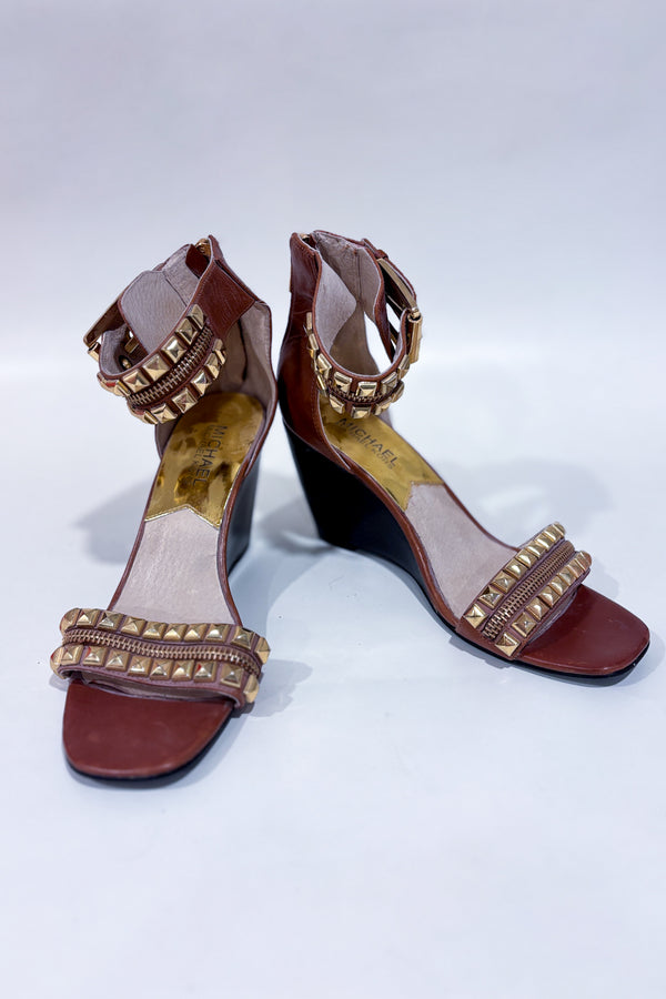 Sandales brunes avec talon compensé et studs or (7)-Michael Kors-La Penderie du Paradis 🕊