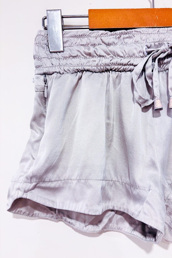 Mini-short argent en soie seconde main - Blanc Noir- La Penderie du Paradis