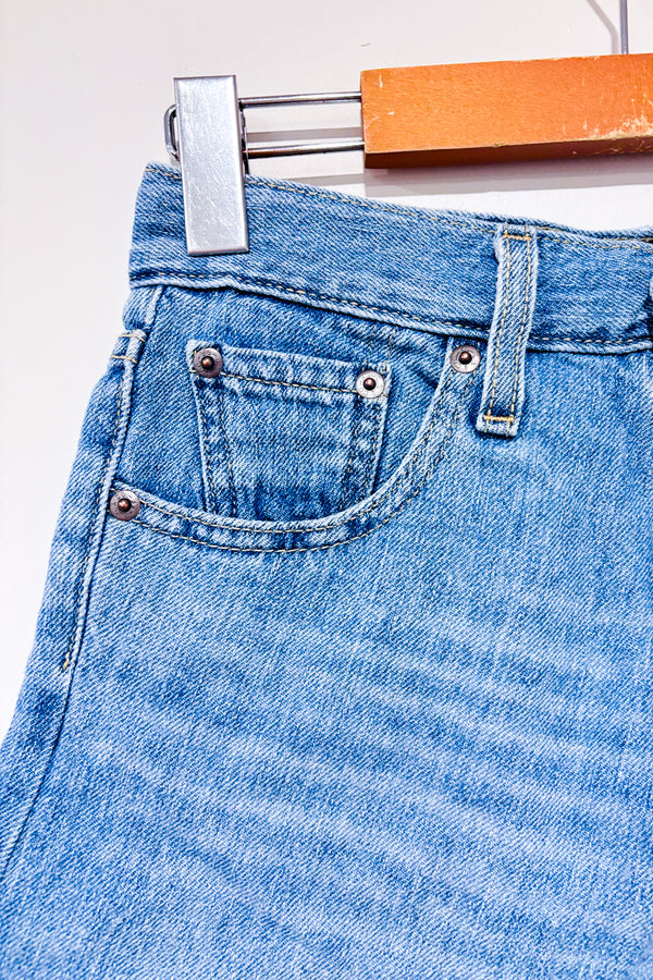 Mini short en jeans bleu à taille haute* seconde main - Levi's- La Penderie du Paradis