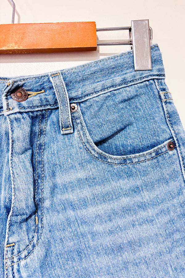 Mini short en jeans bleu à taille haute* seconde main - Levi's- La Penderie du Paradis