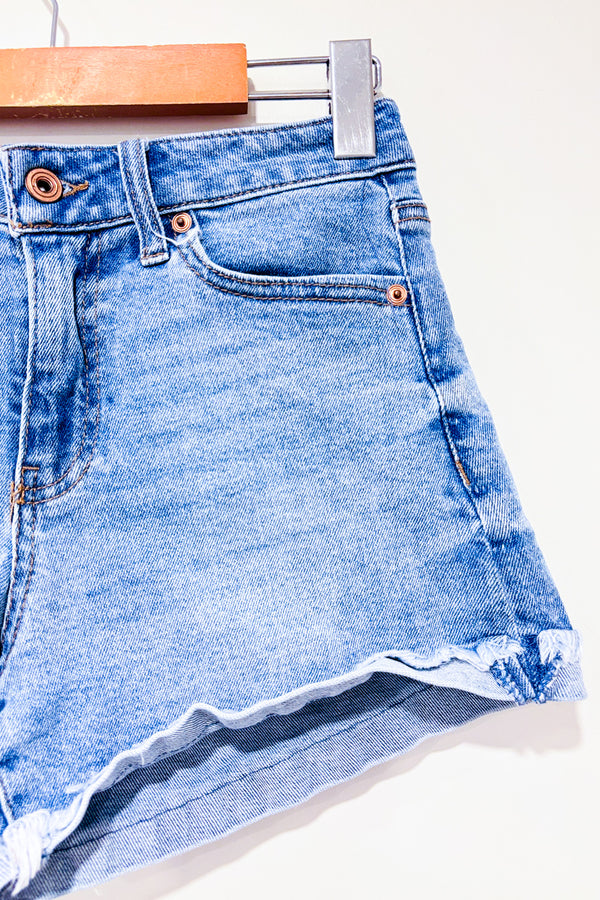 Short en jeans bleu délavé* seconde main - REGeneration- La Penderie du Paradis