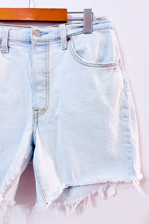 Short en jeans bleu pâle seconde main - Levi's- La Penderie du Paradis