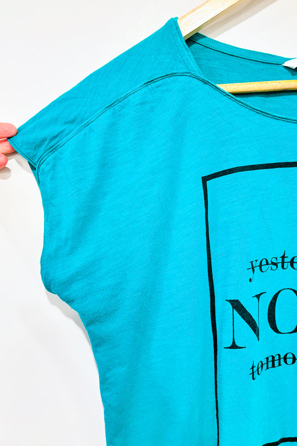 T-shirt vert ''Yesterday Now Tomorrow'' (m) -- La Penderie du Paradis ?