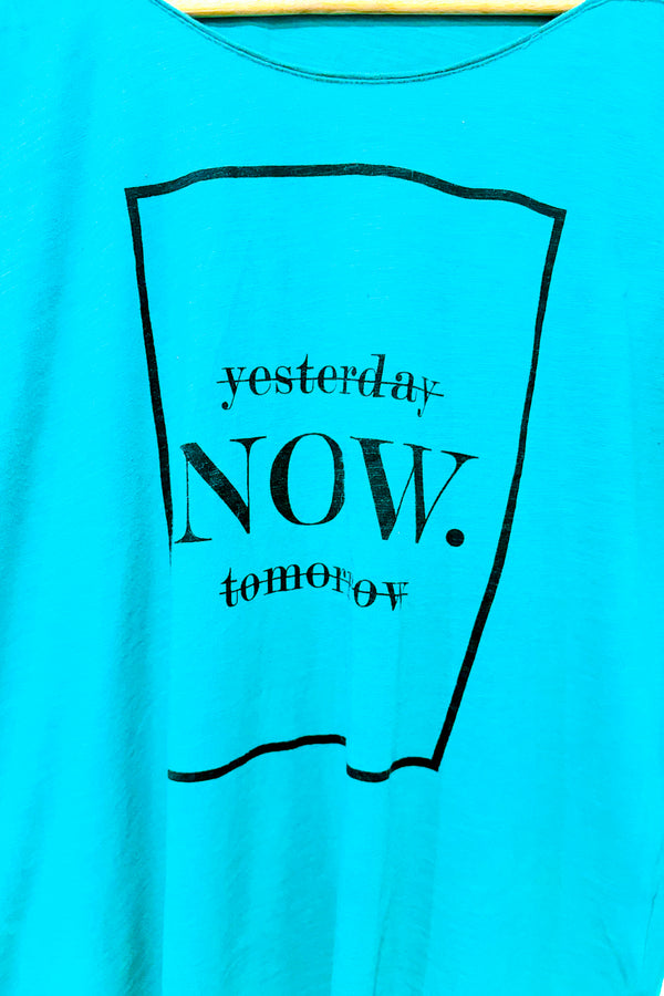 T-shirt vert ''Yesterday Now Tomorrow'' (m) -- La Penderie du Paradis ?