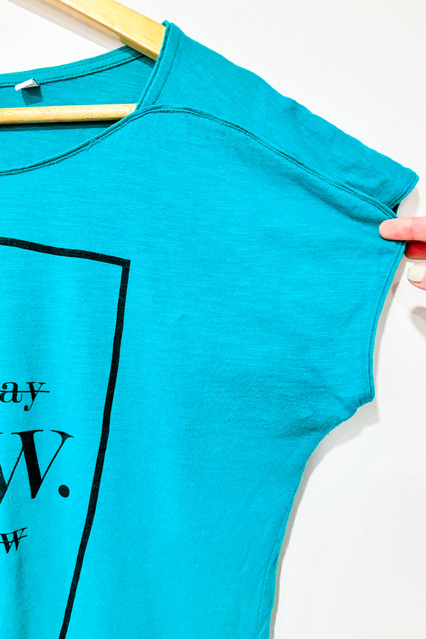T-shirt vert ''Yesterday Now Tomorrow'' (m) -- La Penderie du Paradis ?