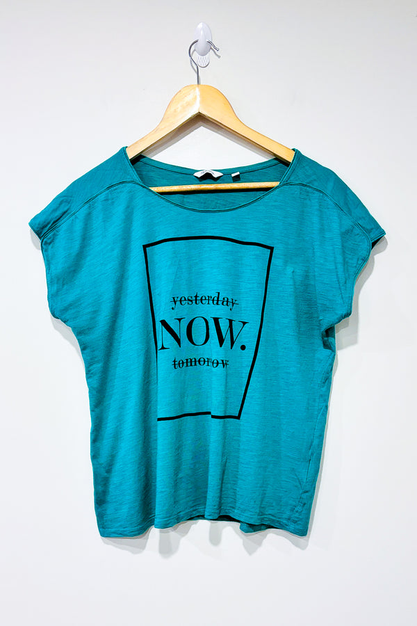 T-shirt vert ''Yesterday Now Tomorrow'' (m) -- La Penderie du Paradis ?