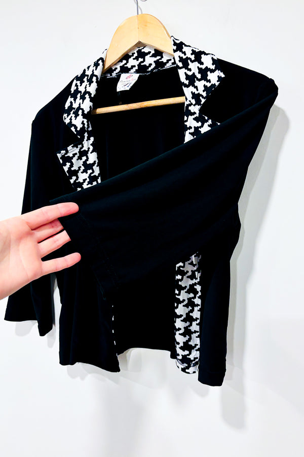 Veste courte noire et blanche motif pied de poule (m/l) -- La Penderie du Paradis ?