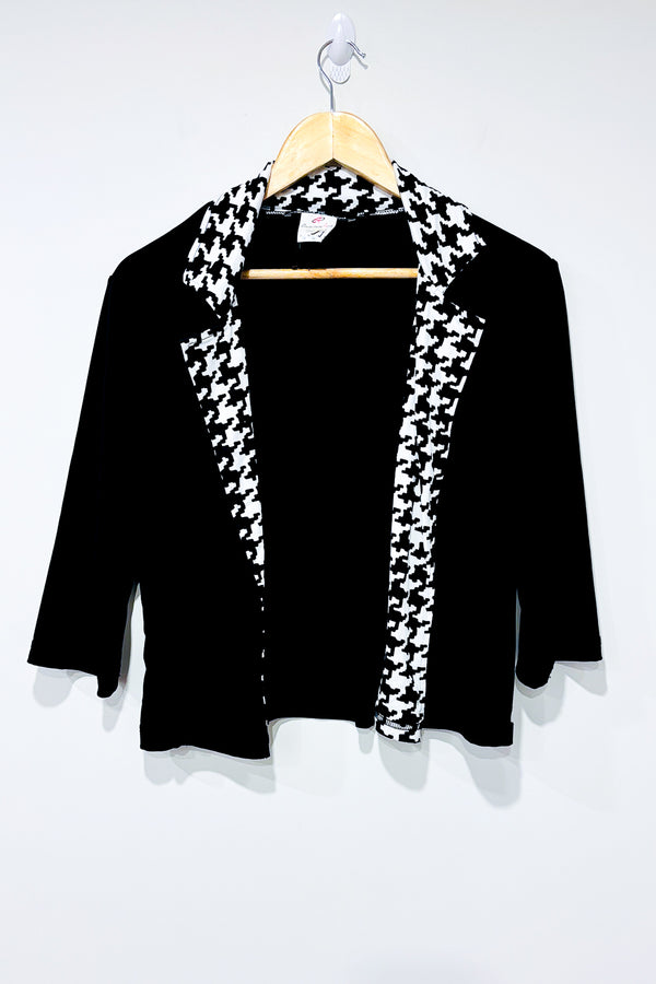 Veste courte noire et blanche motif pied de poule (m/l) -- La Penderie du Paradis ?
