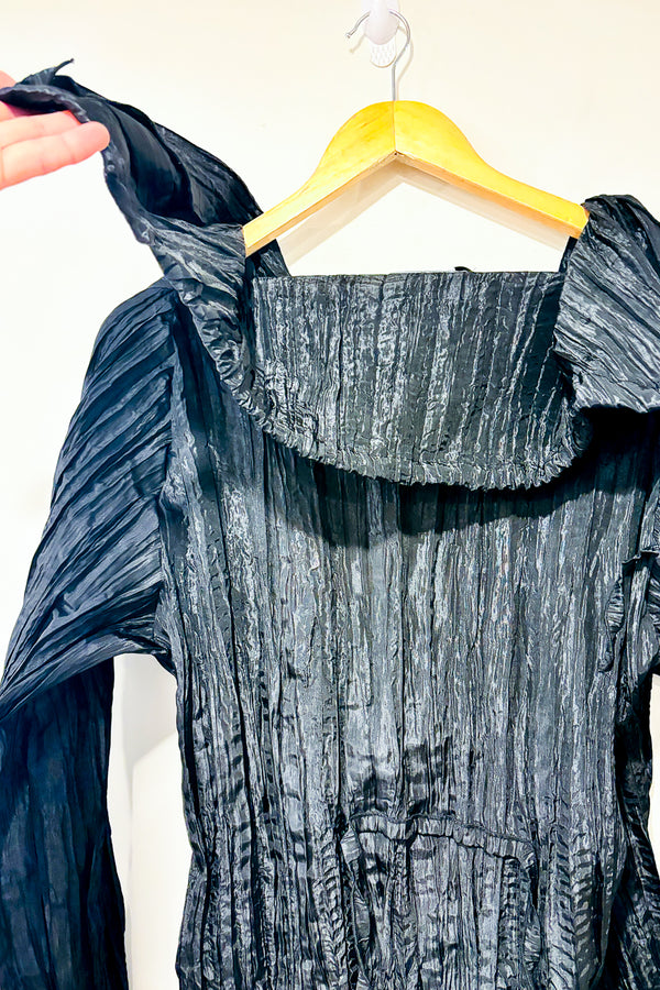 Veste noire froncée à nouer (l) -- La Penderie du Paradis ?