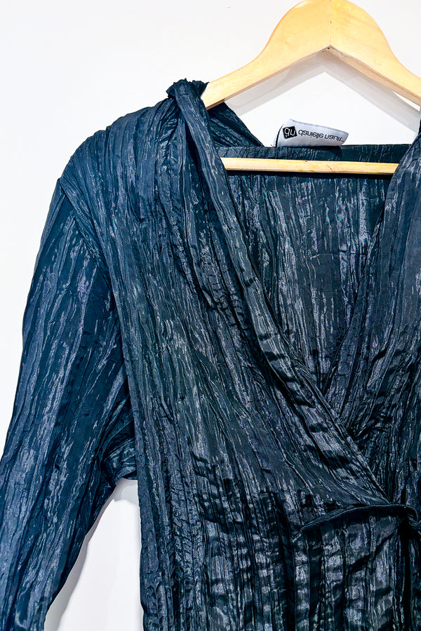 Veste noire froncée à nouer (l) -- La Penderie du Paradis ?