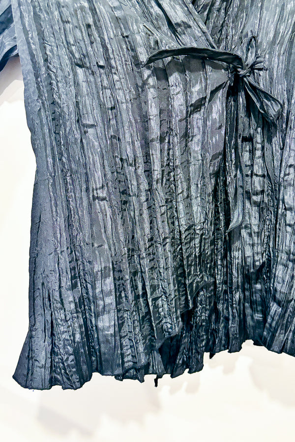Veste noire froncée à nouer (l) -- La Penderie du Paradis ?