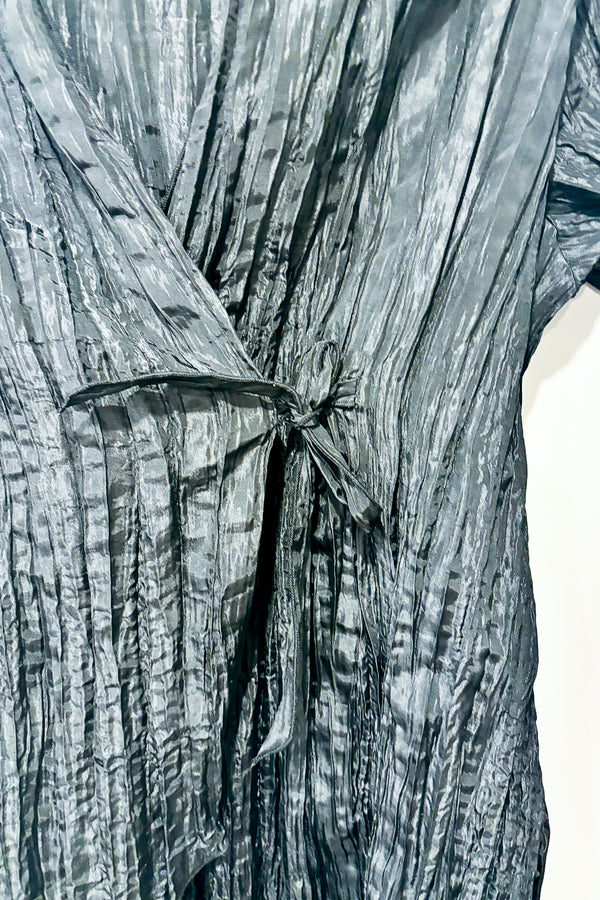 Veste noire froncée à nouer (l) -- La Penderie du Paradis ?