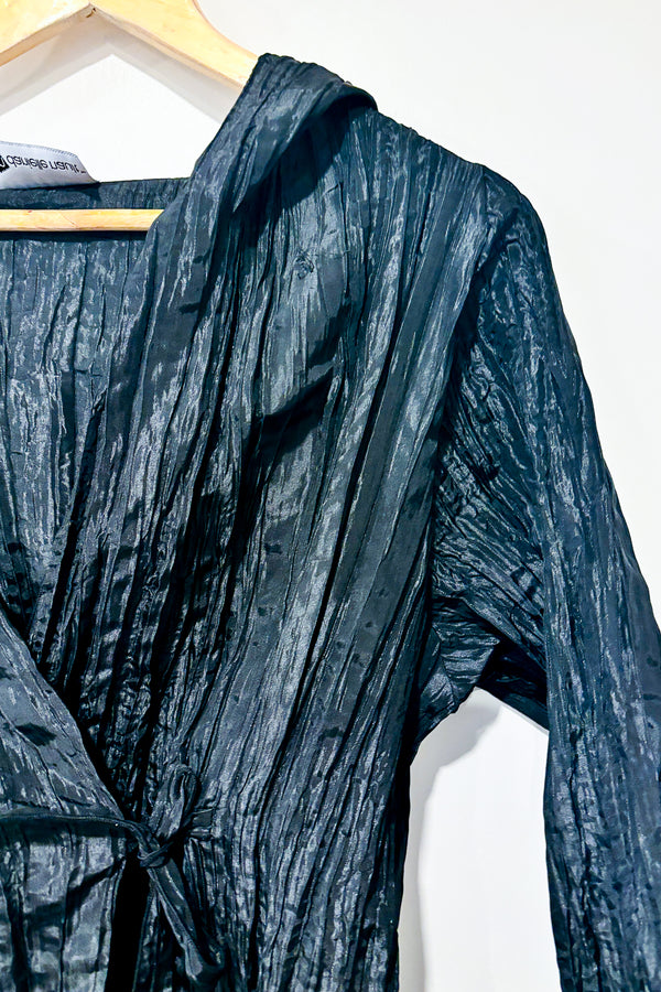 Veste noire froncée à nouer (l) -- La Penderie du Paradis ?
