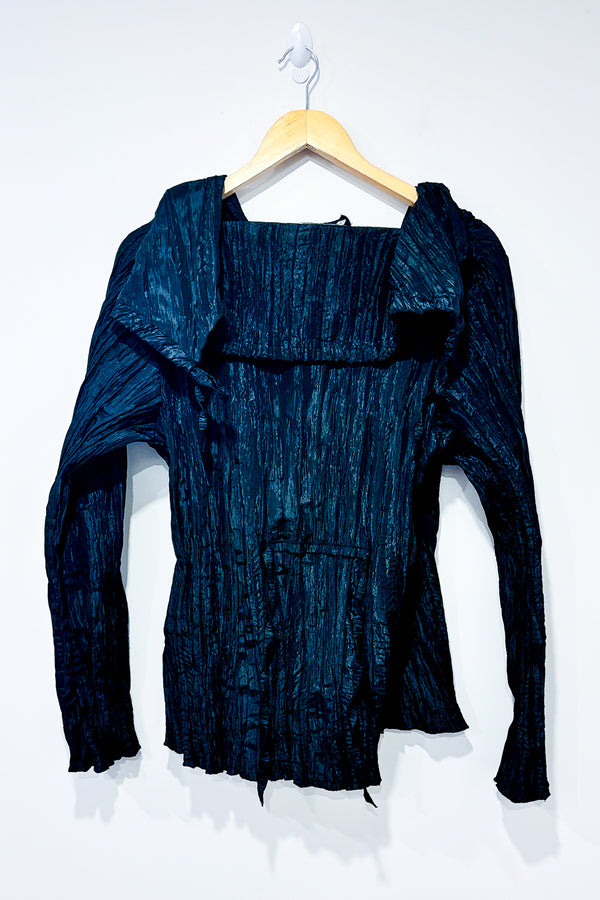 Veste noire froncée à nouer (l) -- La Penderie du Paradis ?